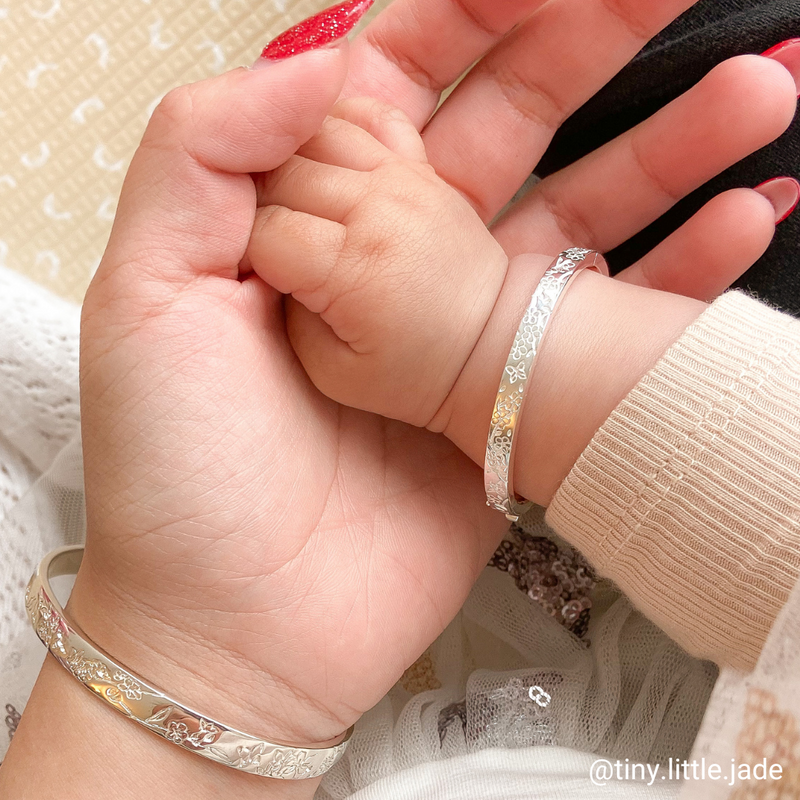 mum and baby holding hands bangles 